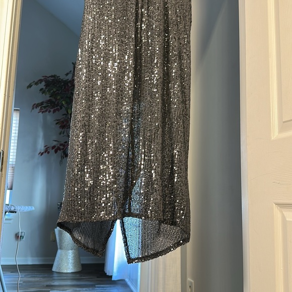 Elegant Black Sequin Dress - Picture 5 of 8